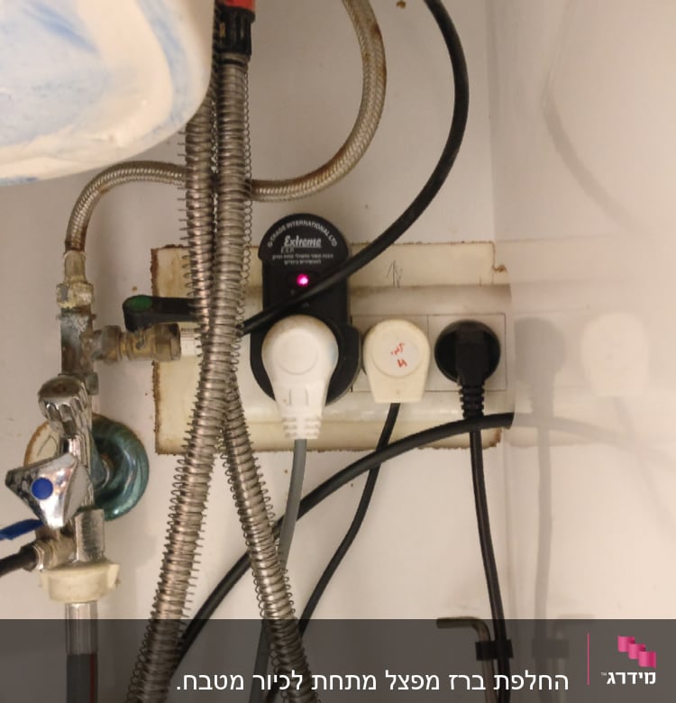 צינורות מתכת, שקעי חשמל, ברז מתכת, כבלים